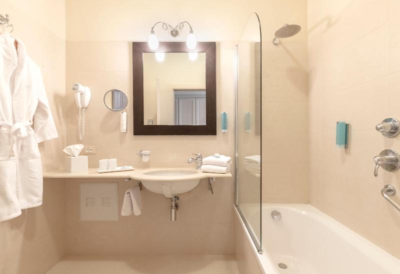 Superior Double Room with Balcony image 2