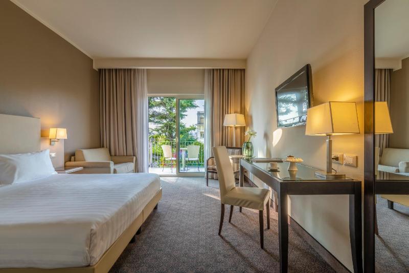 Superior Double Room with Balcony image 3