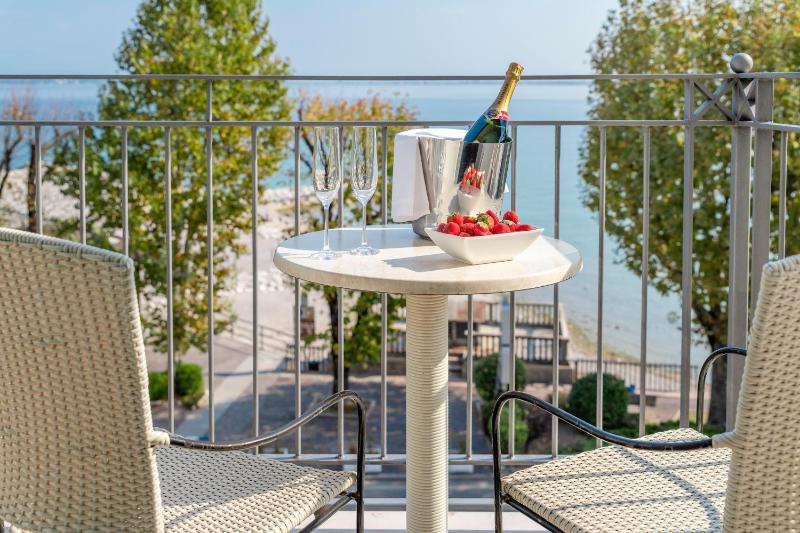 Junior Suite with Balcony and Lake View image 3