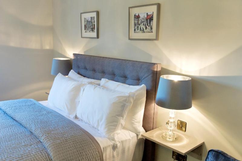 Garden Suite with King Bed and Panoramic Bay Views image 4