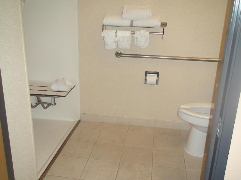 Queen Room - Disability Access - Non-Smoking image 2