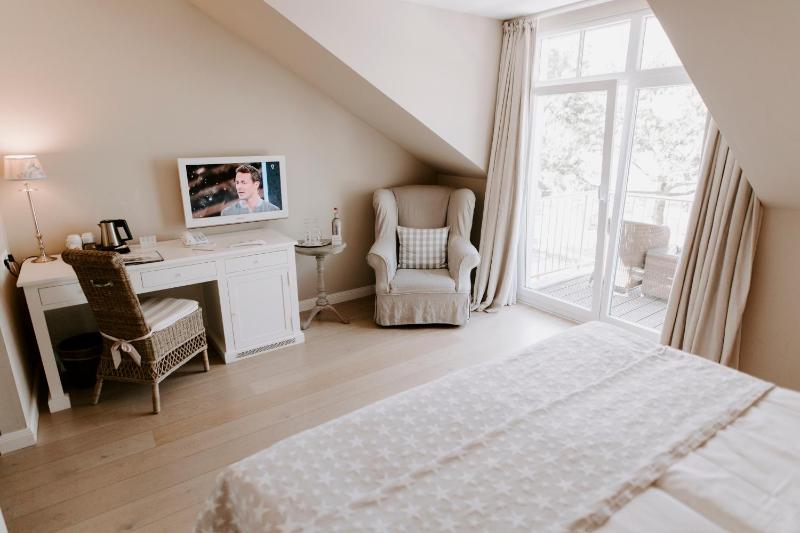 Double Room with Sea View image 4