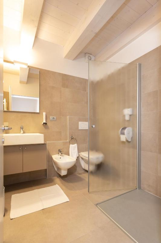 Quadruple Room with Extra Bed image 2