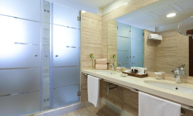 Two-Bedroom Villa with exterior Spa Bath (2 Adults + 2 Children) image 3