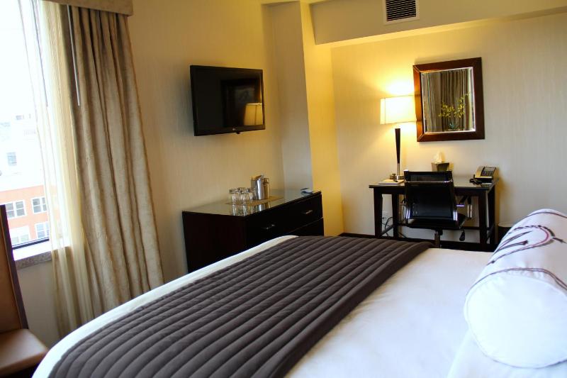 Queen Room image 4