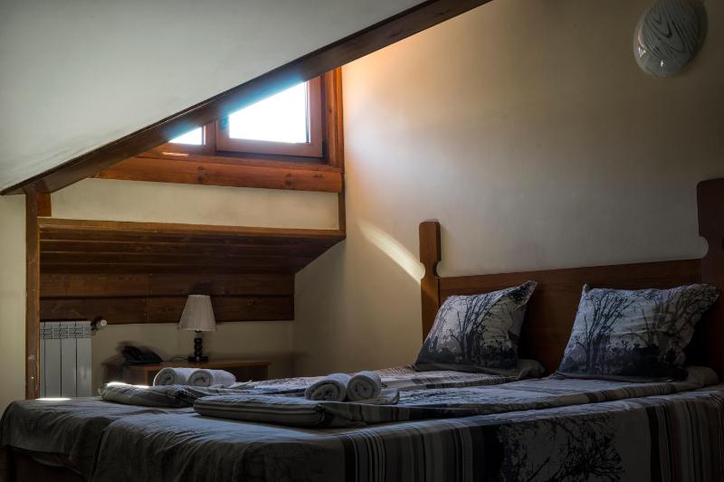 Family Room Attic (2 Adults + 1 Child) - Free SPA Access image 2