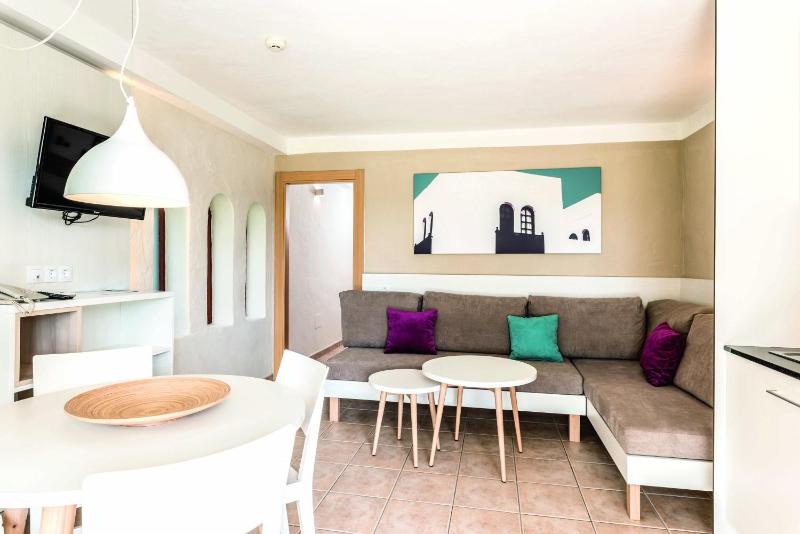 One-Bedroom Apartment (2 Adults + 1 Child) image 3