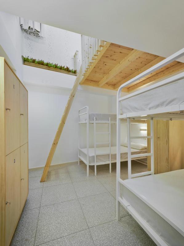 6-Bed Mixed Dormitory Room image 2
