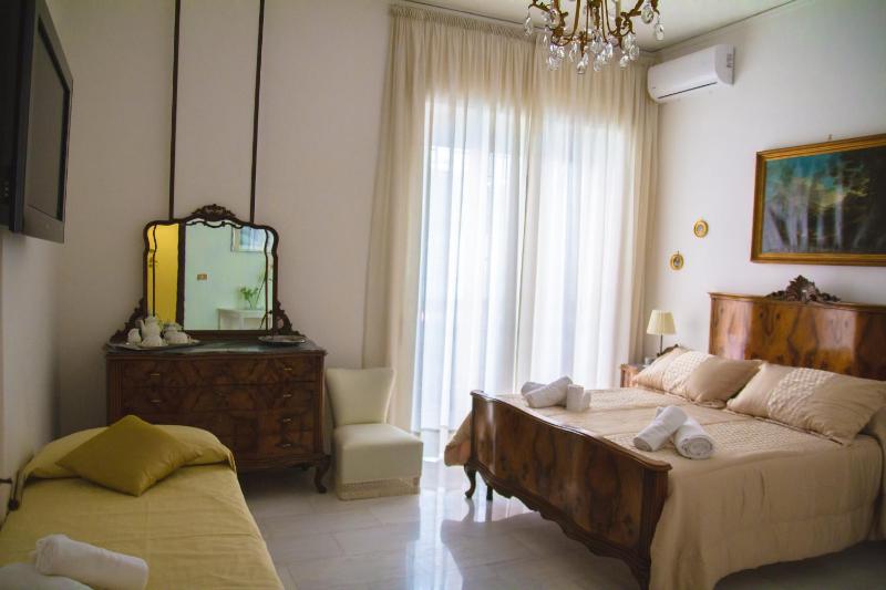Comfort Triple Room with Shared Bathroom image 1