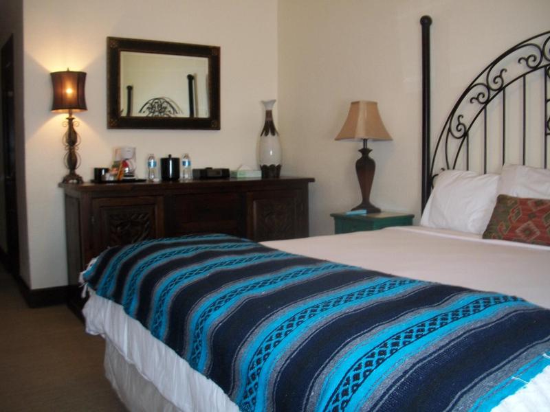 Standard King Room image 4