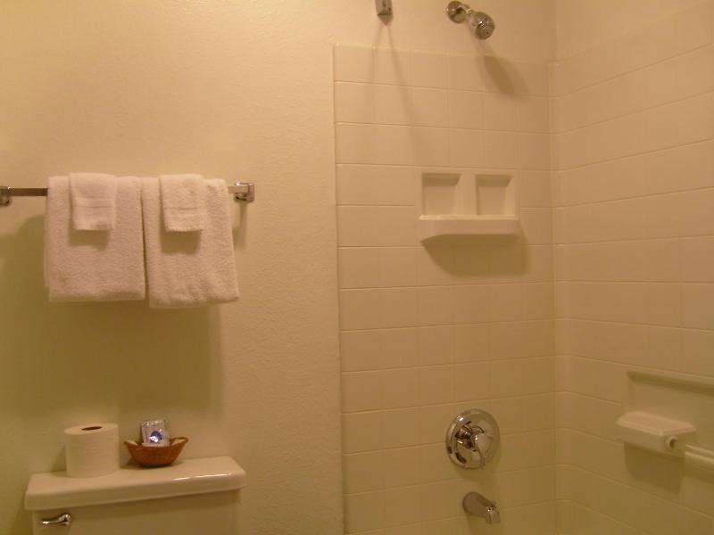 Queen Room - Non-Smoking image 2