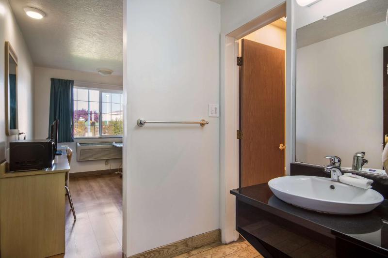 Quadruple Room - Non-Smoking image 2