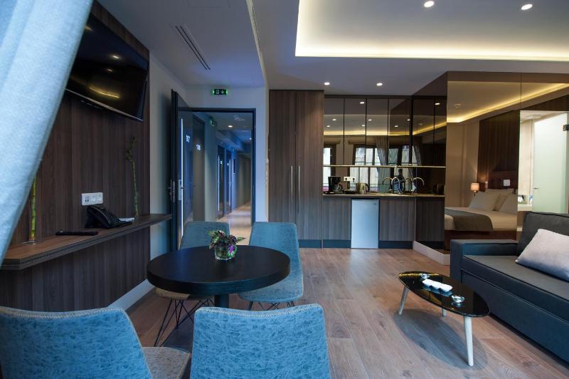 Luxury Double Room with Balcony image 2