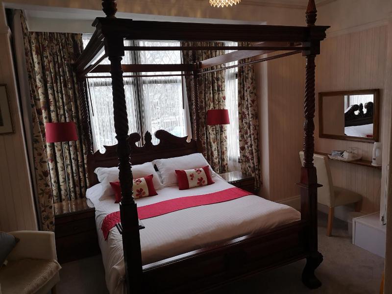 Double Room with Four Poster Bed image 3