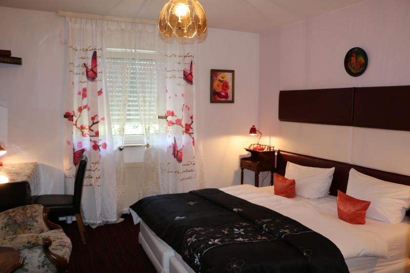 Double Room image 4