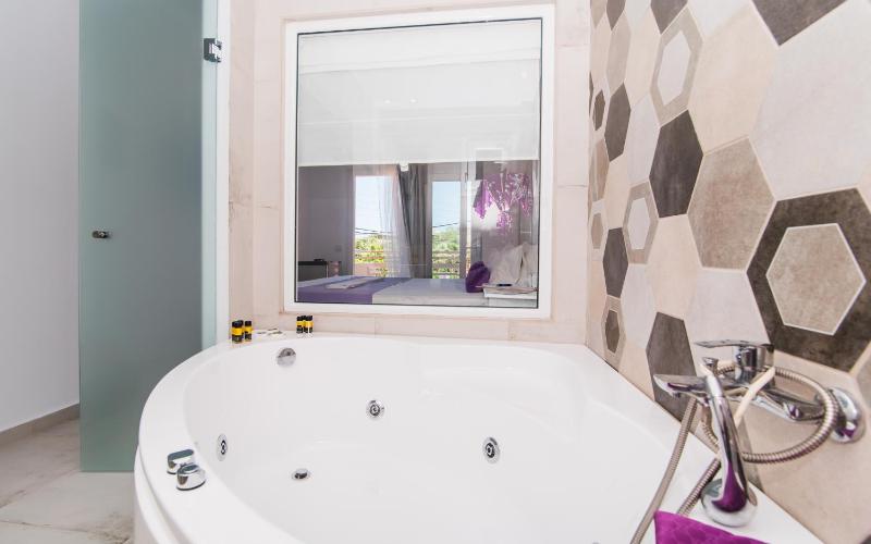 Junior Double Suite with Jacuzzi image 2