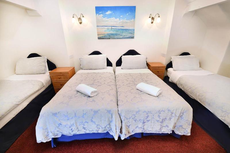 Quadruple Room with Private Bathroom image 3
