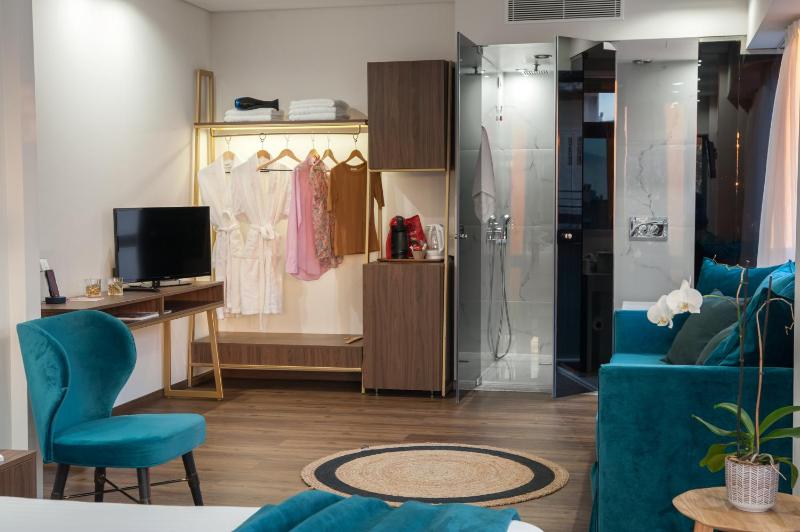 Lifestyle Suite with Acropolis View image 4