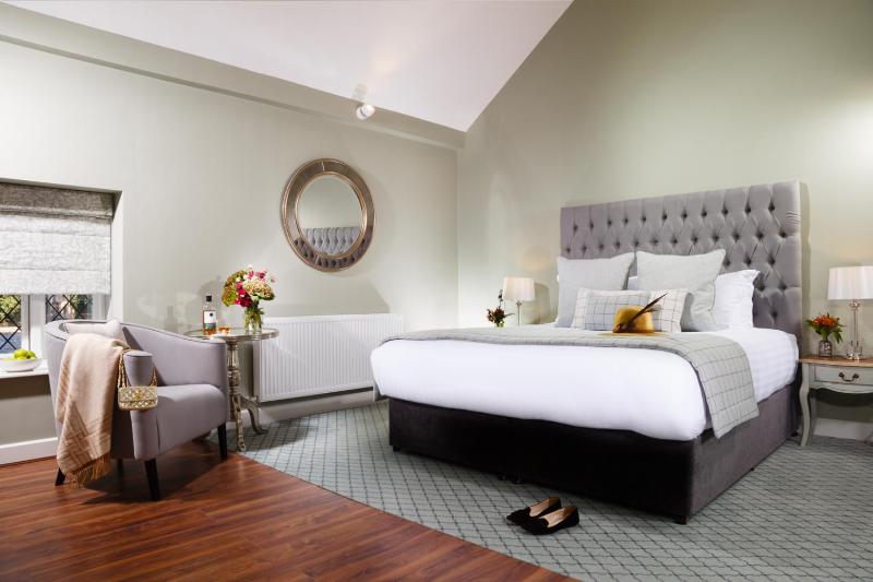 Superior Carriage Room image 3