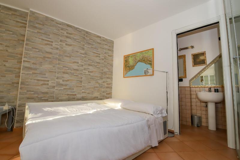 Studio Apartment image 4