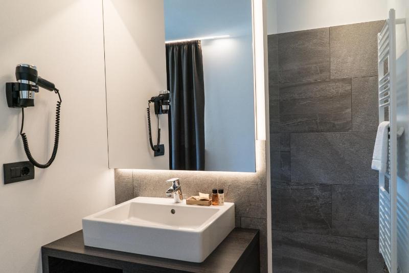 Deluxe Double or Twin Room with Garden View image 3