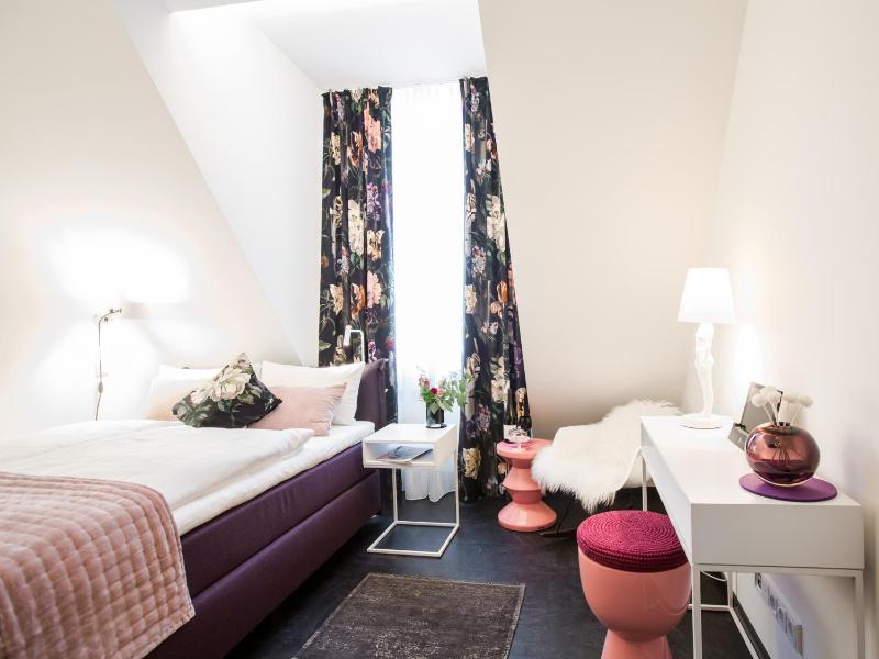 Small Double Room image 1
