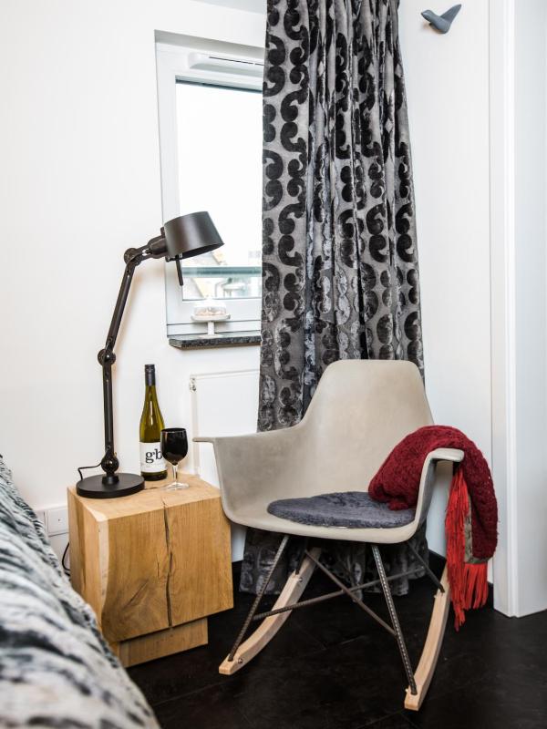 Single Room with Bathroom image 1