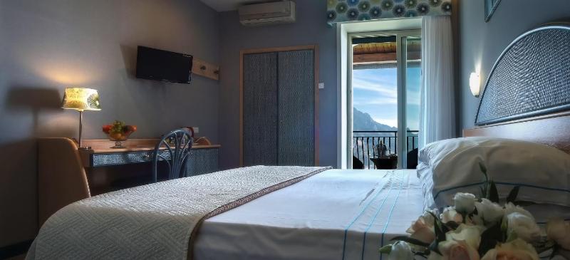Deluxe Large Double Room with Sea View image 4