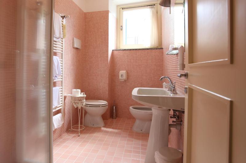 Triple Room with Lake View image 4