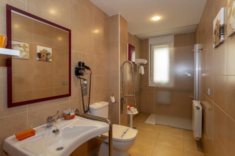 One-Bedroom Apartment with Sea View image 3