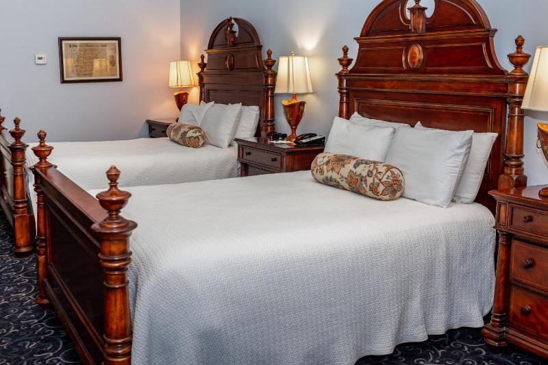 Deluxe Queen Room with Two Queen Beds image 4