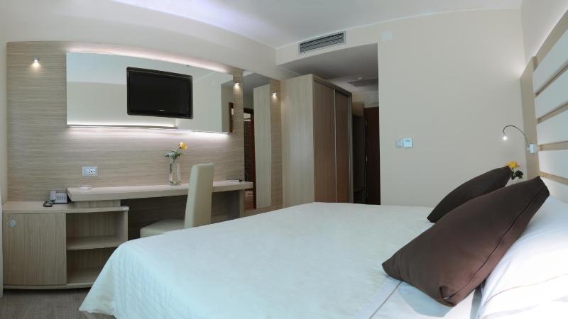 Superior Twin Room image 4