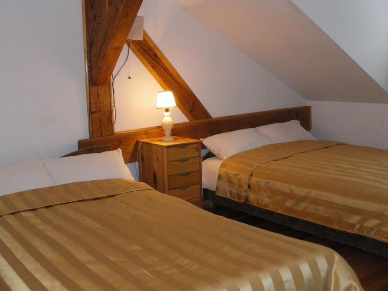 Basic Twin Room with Shared Bathroom image 4