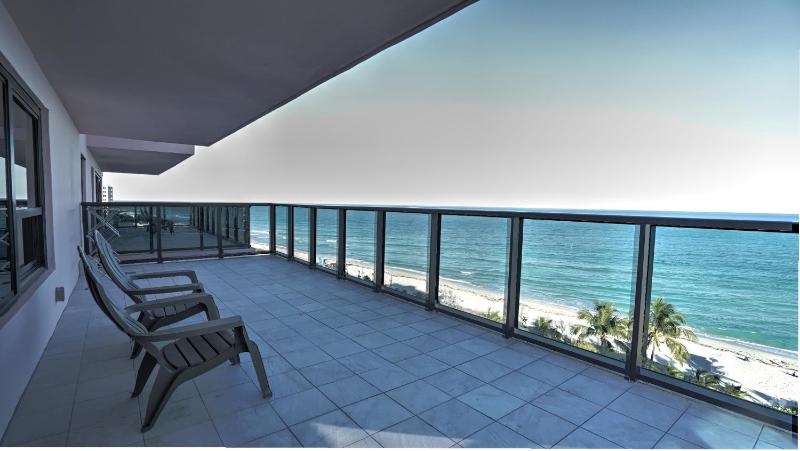One-Bedroom Apartment with Ocean View image 1