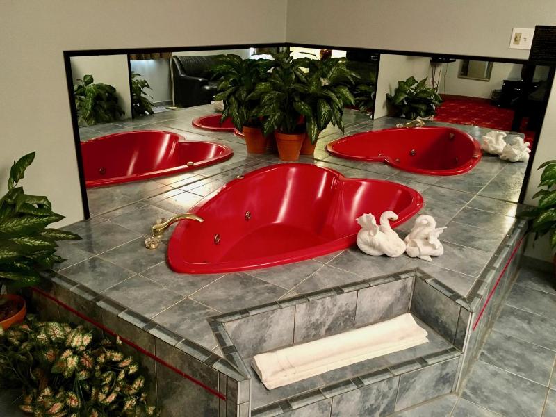 Junior Suite with Hot Tub image 3