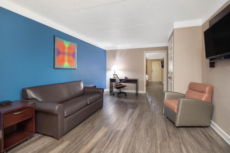 One-Bedroom King Suite - Accessible/Non-Smoking image 4
