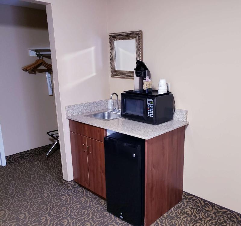Queen Suite with Two Queen Beds - Non-Smoking image 4