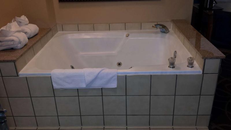 King Suite with Sofa Bed and Whirlpool - Non-smoking image 4