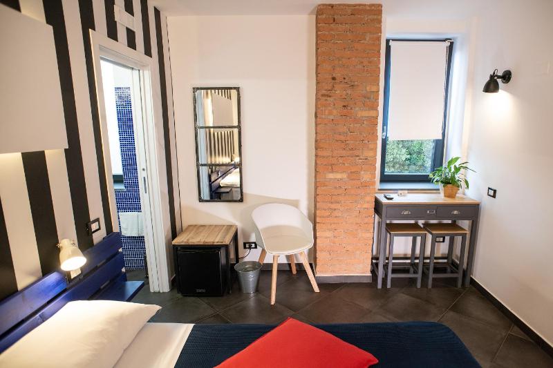Standard Double Room image 3