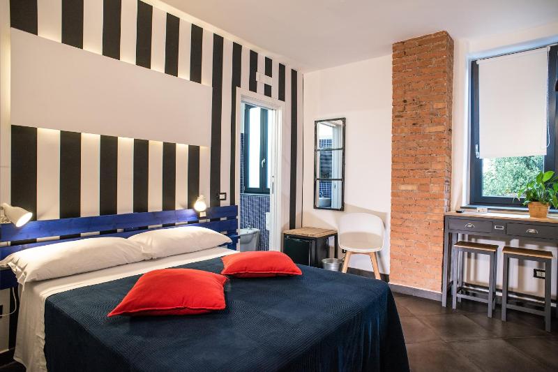 Standard Double Room image 2