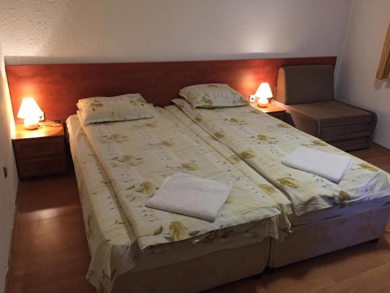 Twin Room with Extra Bed image 1