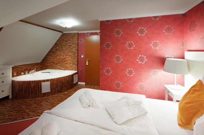 Deluxe Double Room with Spa Bath  image 3