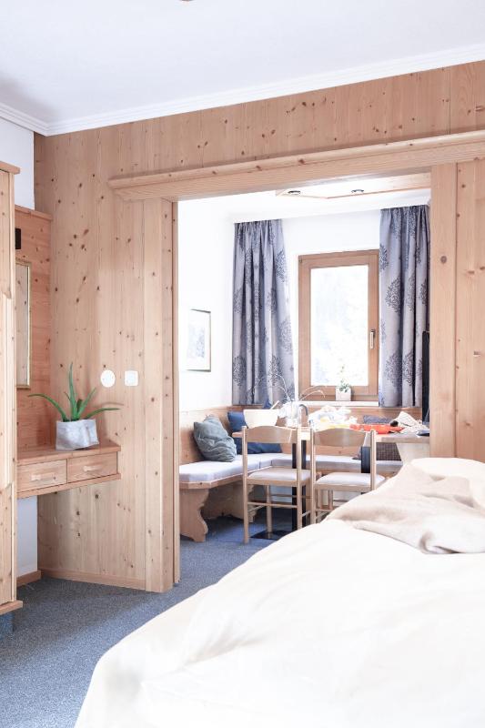Mini Suite with Balcony and Mountain View image 4