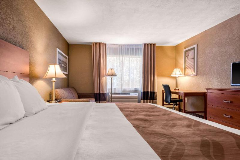 Suite, King Bed with Whirlpool and Sofa Bed image 3