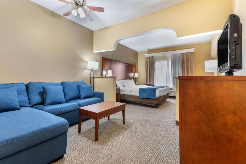 King Suite with Sofa Bed and Hot Tub - Non-Smoking image 2