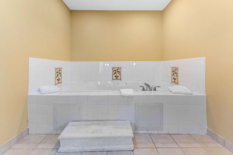 King Suite with Sofa Bed and Hot Tub - Non-Smoking image 3