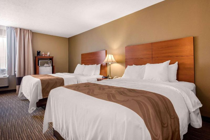 Queen Room with Two Queen Beds - Non-Smoking image 3