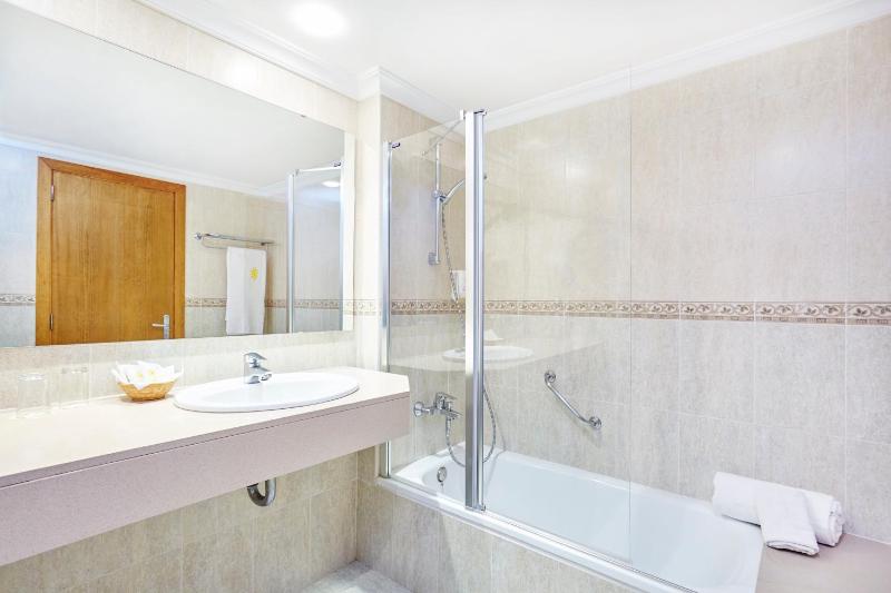Twin Room with Sea View image 2