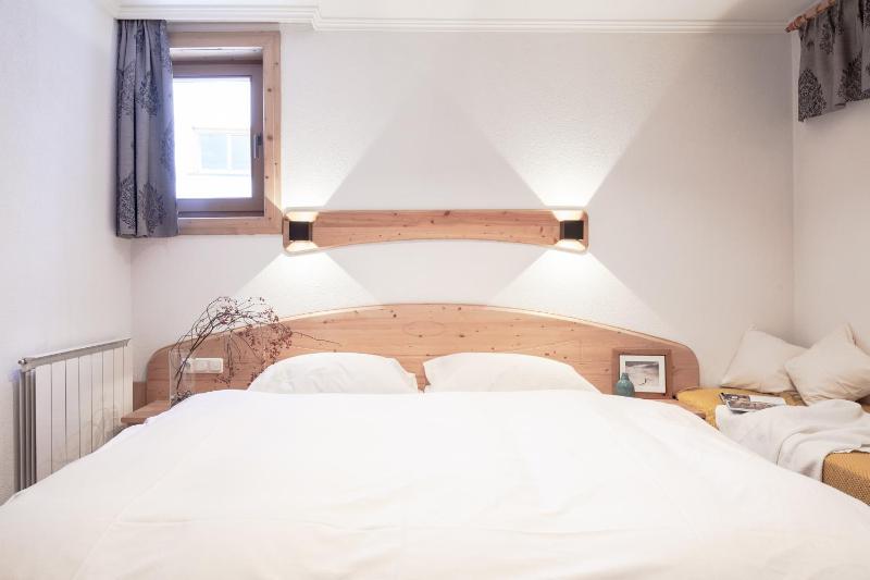 Mini Suite with Balcony and Mountain View image 1