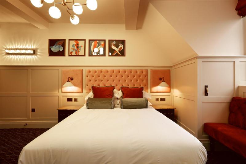 Standard King Room image 2